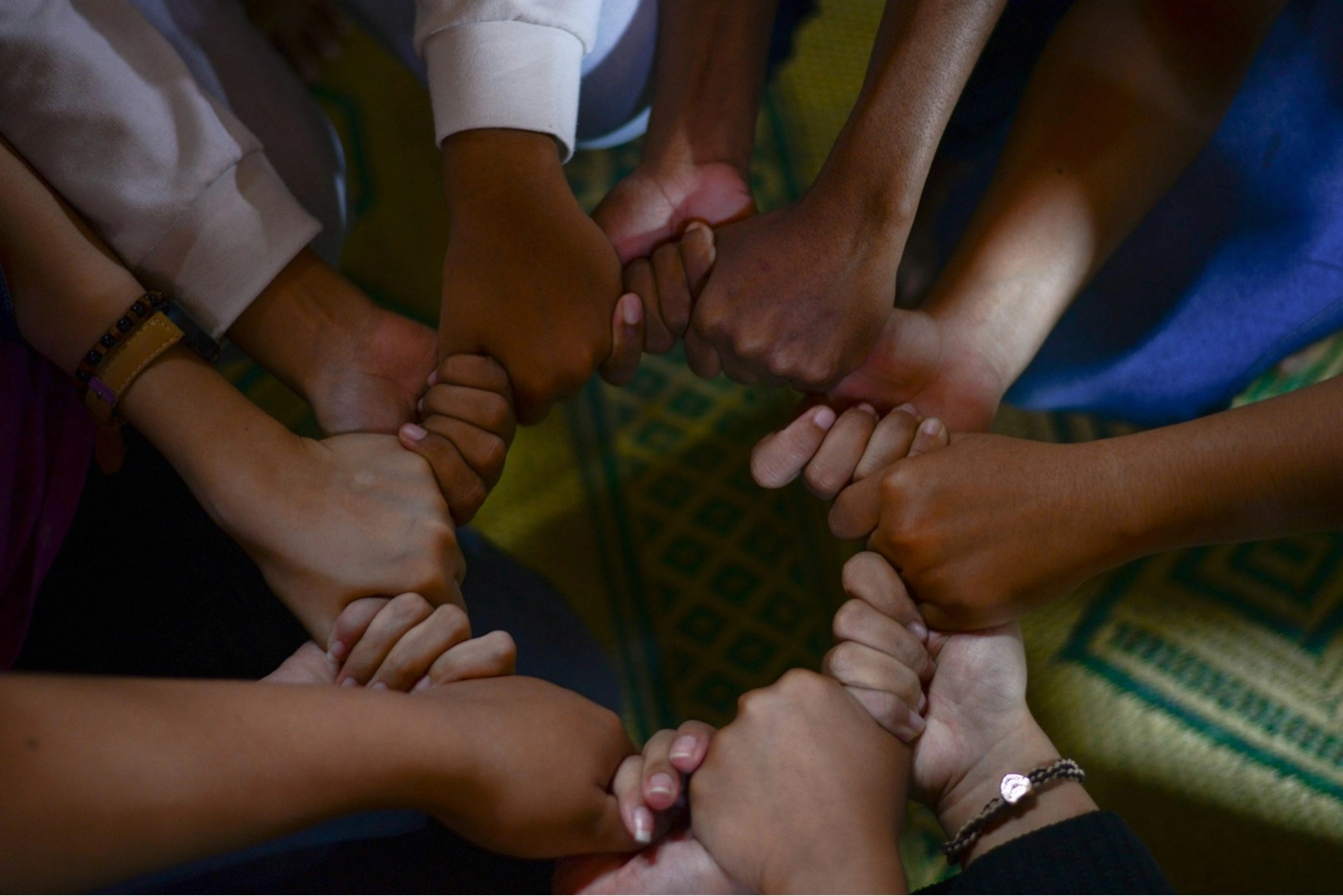 Personas unidas apoyándose mutuamente
